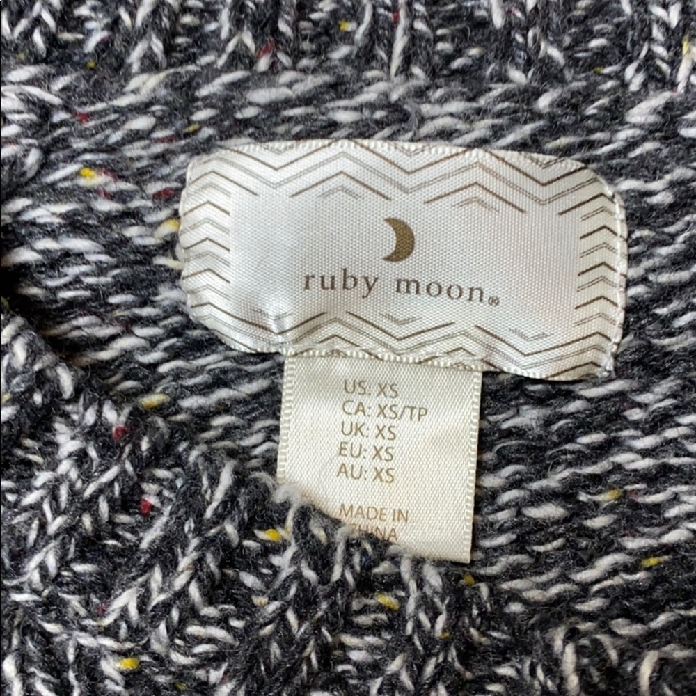 Ruby Moon Grey & White Wool Blend Crop Sweater - image 3